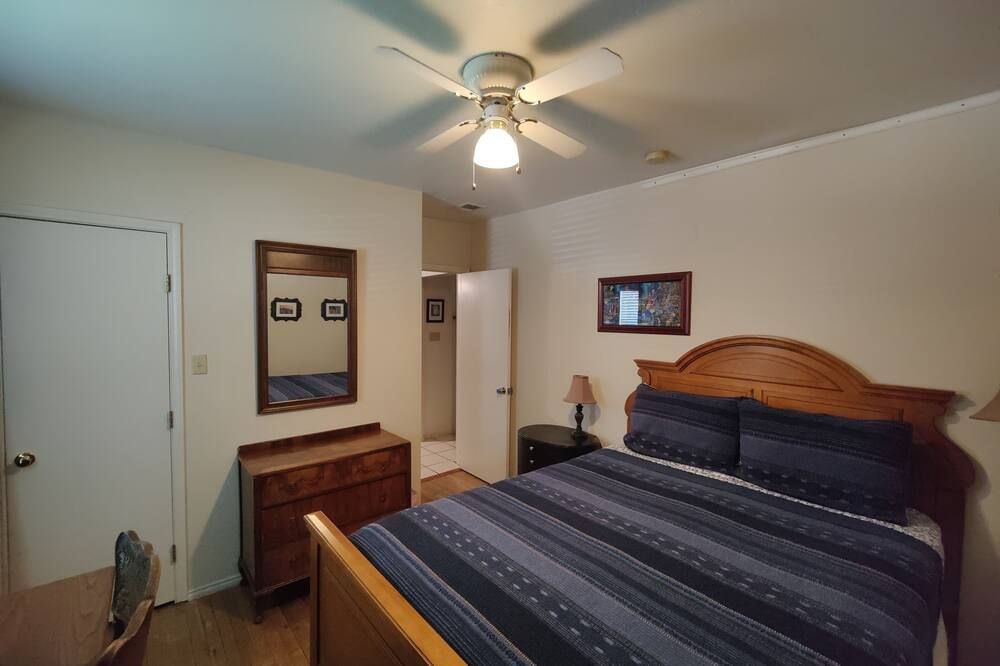 Central Austin Charming 2-1 only 1 block to UT; 1.5 mile to DT Austin - أوستن - غرفة نوم