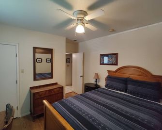 Central Austin Charming 2-1 only 1 block to UT; 1.5 mile to DT Austin - أوستن - غرفة نوم