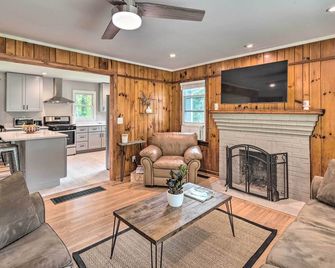 Cozy Arden Cottage, 2 Mi to Lake Julian Park! - Arden - Living room