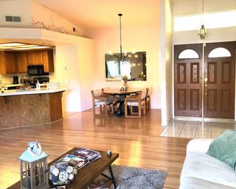 Sundance Retreat - Hemet - Obývací pokoj