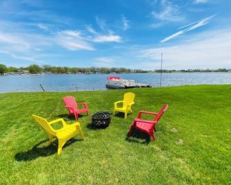 Water’s Edge Retreat, Charming 2-bedroom Lake House, marvelous Shipshewana - Shipshewana - Terasa