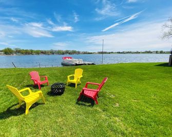 Water’s Edge Retreat, Charming 2-bedroom Lake House, marvelous Shipshewana - Shipshewana - Patio