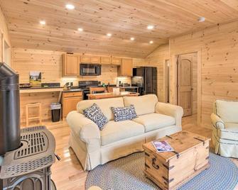 Cozy Apt with Deck, about 5 Miles to Acadia Natl Park! - Northeast Harbor - Wohnzimmer