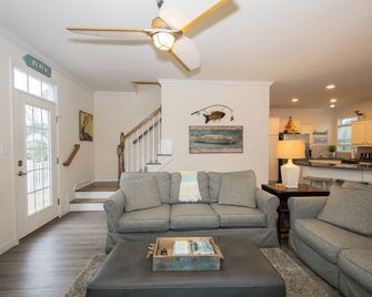 Immaculate, 4 Bedrooms/4 Bath, w/ Pool, Exterior Elevator and Golf Cart - Emerald Isle - Living room