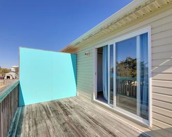 half Mi to Atlantic Beach Townhome with Balcony! - Atlantic Beach - Balcony