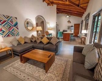 Casa Encanto - Centre Of Guiones 4bdrm Beach Villa - Nicoya - Sala de estar