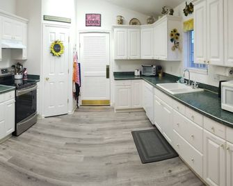 Large, comfortable home in Pocatello - Pocatello - Kitchen