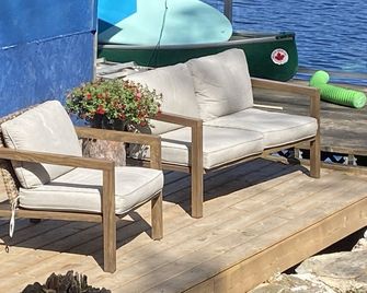 Clear Water And Breath Taking View! - Buckhorn - Living room