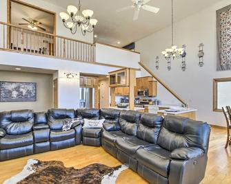 Bright Cecil Home with Boat Dock and Lake Access! - Shawano - Living room