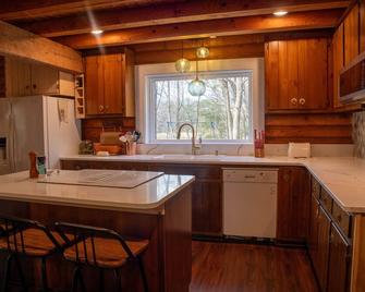 Serene 8 acre log house vacation getaway w/private hot tub and river access! - Smithfield - Kitchen