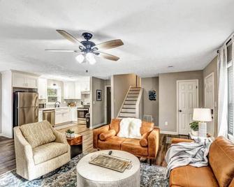 Ath -Powder Springs-4br-Petfriendly -Fenced (3017) - Powder Springs - Living room