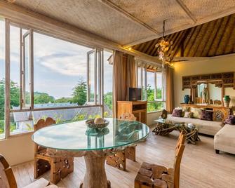 Boho Bingin Beach Bali - South Kuta - Comedor