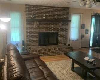 Entire 3 Bedroom Home Family Friendly & Spacious - Stockbridge - Living room