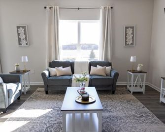 Holistic Campus Rental, LLC - Private Bedrooms in Shared Home with Shared Kitchen - Oxford - Huiskamer