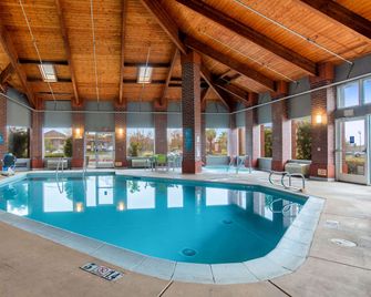 La Quinta Inn by Wyndham Livermore - Livermore - Zwembad