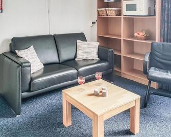 Nice Apartment In Hippolytushoef - Hippolytushoef - Living room