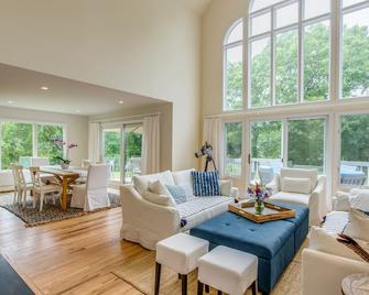 Waterfront, private beach, ready for adventure, light & bright! - Southold - Sala de estar
