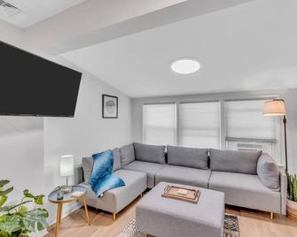 Cozy 2-Bedroom Bungalow in Bradley Beach - Bradley Beach - Вітальня
