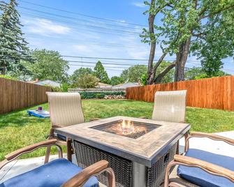 4 Bedroom Bungalow in the - Heart of Metro Detroit - Center Line - Patio