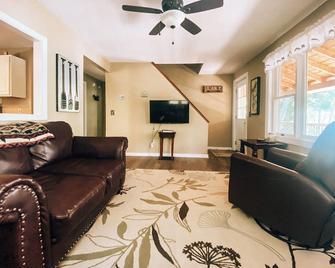 Charming home with direct lake access, close to town - Greenville - Sala de estar