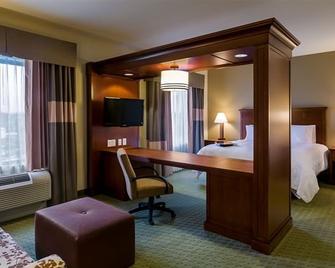 Hampton Inn & Suites Salem - Salem - Bedroom