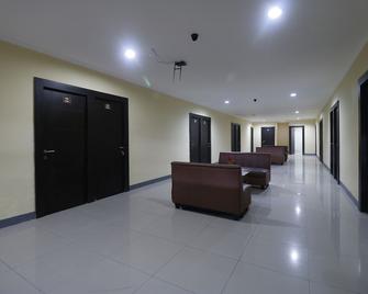 RedDoorz Near Itc Cempaka Mas - Jakarta - Lobby