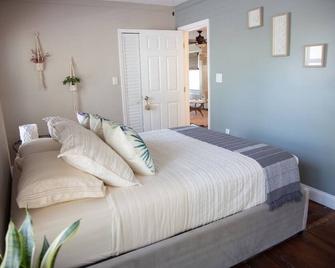 Two bedroom ranch with private deck close to beach - Lake Worth - Bedroom