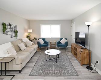 In-N-Out Trout - River Falls - Living room