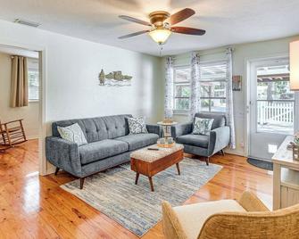 Dog-Friendly Daytona Beach Cottage w/ Patio! - Daytona Beach - Olohuone