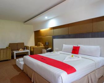 RedDoorz Plus near Hotel Benua Kendari - Kendari - Bedroom