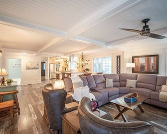 Escape to Pigeon Lake/2BR Refuge - Westerose - Living room