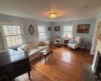 Large 3-bedroom house in a quiet neighborhood in the village of Canton, NY - Canton - Living room