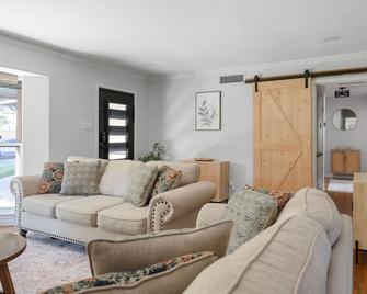 Play and Stay Dallas Home with Gym Gameroom and WiFi - Dallas - Phòng khách