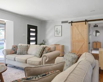 Play Stay Dallas Home w Gym Gameroom Wifi - Dallas - Living room