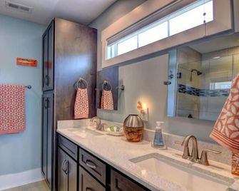 Two Salty Dogs by Carolina Retreats - Kure Beach - Baño