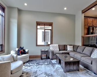 Village Walk #21 By Bear Country - Sun Peaks - Living room