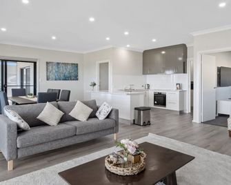 8 Huntingdale Drive - Normanville - Living room
