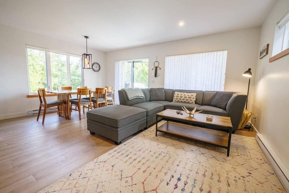 Storm Bay, Family Home With Hot Tub And - Ucluelet - Living room
