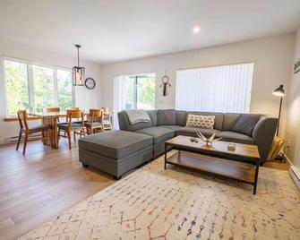 Storm Bay, Family Home with Hot Tub and Inlet View - Ucluelet - Living room