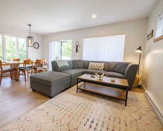 Storm Bay, Family Home With Hot Tub And - Ucluelet - Living room