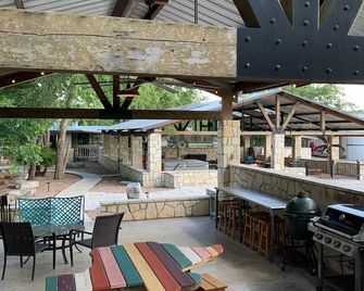 Playground for All Ages! Private Waterfront, Pool, Spa, Firepit. 5BR, Sleeps 16 - Kerrville - Binnenhof