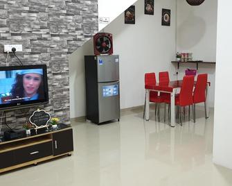 'Your Home 02' beside BCS Shopping Mall 6-10paxs . Lots of Amenities - Batam - Dining room