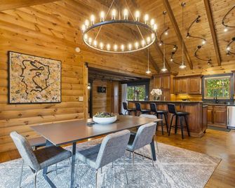 Luxury 5BR Cabin Private Pool & Lake, near Atlanta - Carrollton