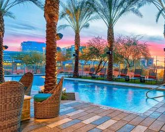 Modern Town Lake Cozysuites - Tempe - Alberca