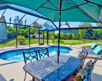 The Barrancas Barnacle! A Private Canal-Front Island Oasis w/ Dock, Sleeps 10 - Bokeelia - Pool