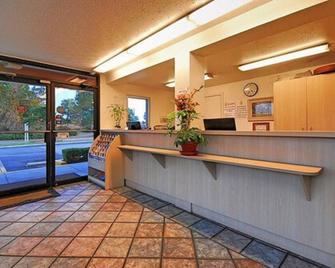 Super 6 Inn & Suites - Pensacola - Recepción