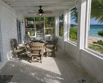 Trela Sands 8 Bedroom Whole House with a generator, right on a sandy beach - North Palmetto Point - Patio