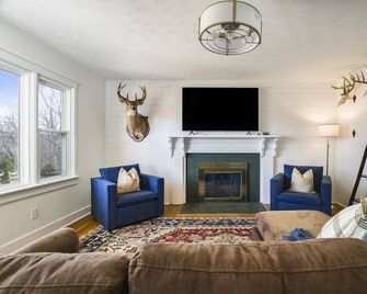 Panoramic Mountain Views + Private Hot Tub — Your Ultimate Shenandoah Valley Escape - Raphine - Sala de estar