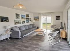 2 Bedroom Accommodation In Pornic - Pornic - Living room