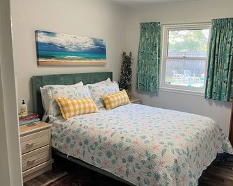 Remodeled House with Pool on Quiet cul-de-sac! Walk to beach on Bay! - Shalimar - Habitación